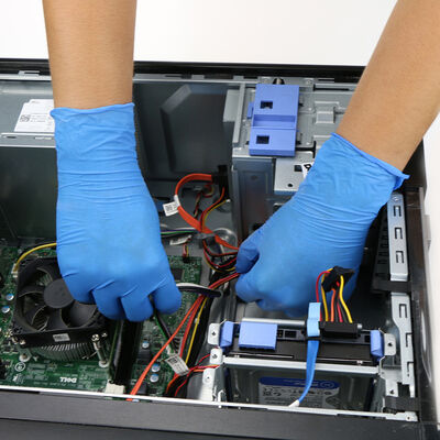 Антистатические нитриловые одноразовые перчатки для работы на сборочной линии печатных плат